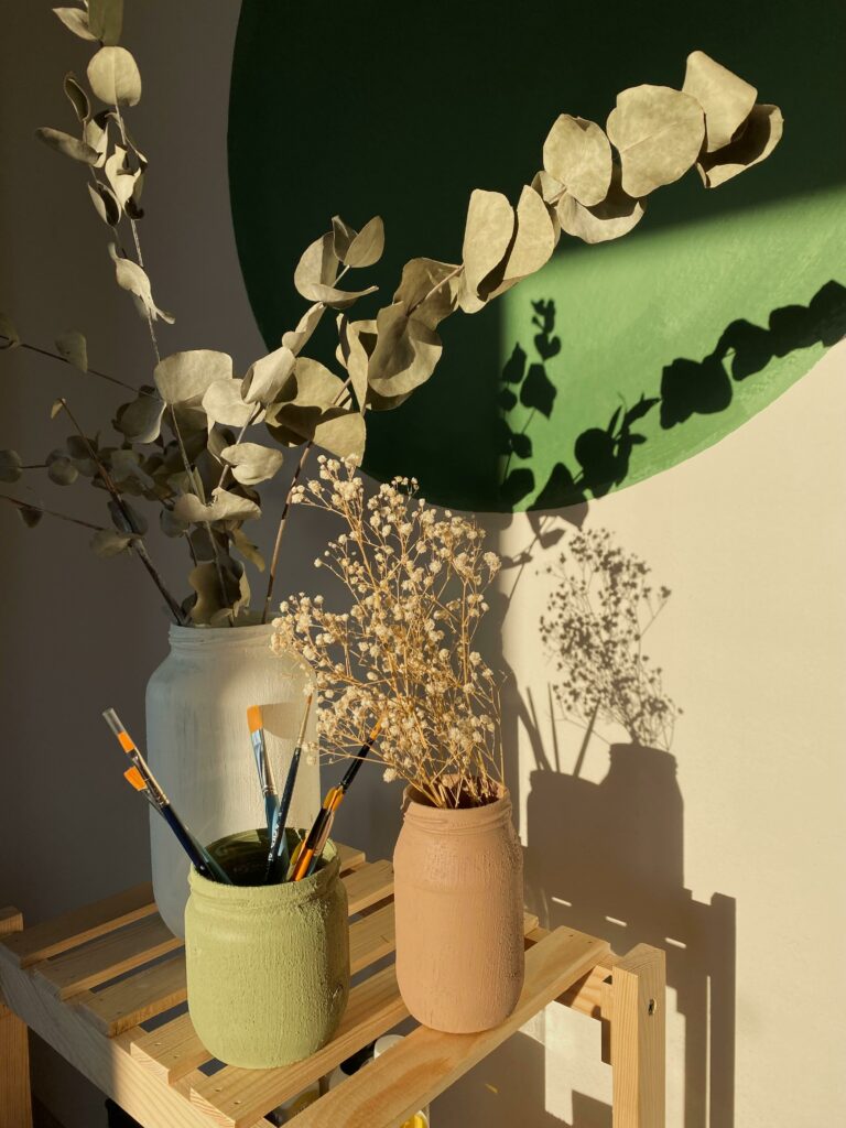 pots ou vases inutilisés et transformez-les en objets décoratifs lors de l'upscycling à toulouse